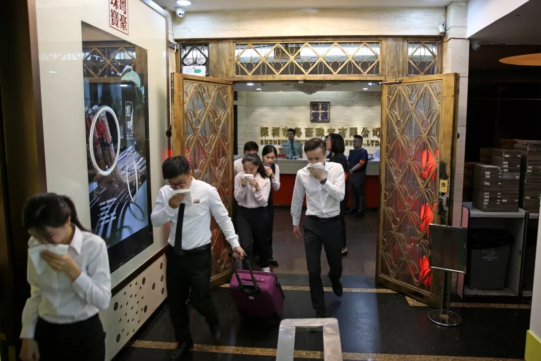 节后上班第一天 , 尊龙凯时珠宝开展了消防演习！-尊龙凯时珠宝官网  珠宝批发龙头企业